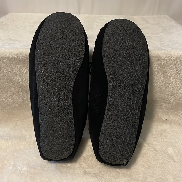 Minnetonka Black leather slippers Sz. 7M - Picture 6 of 16